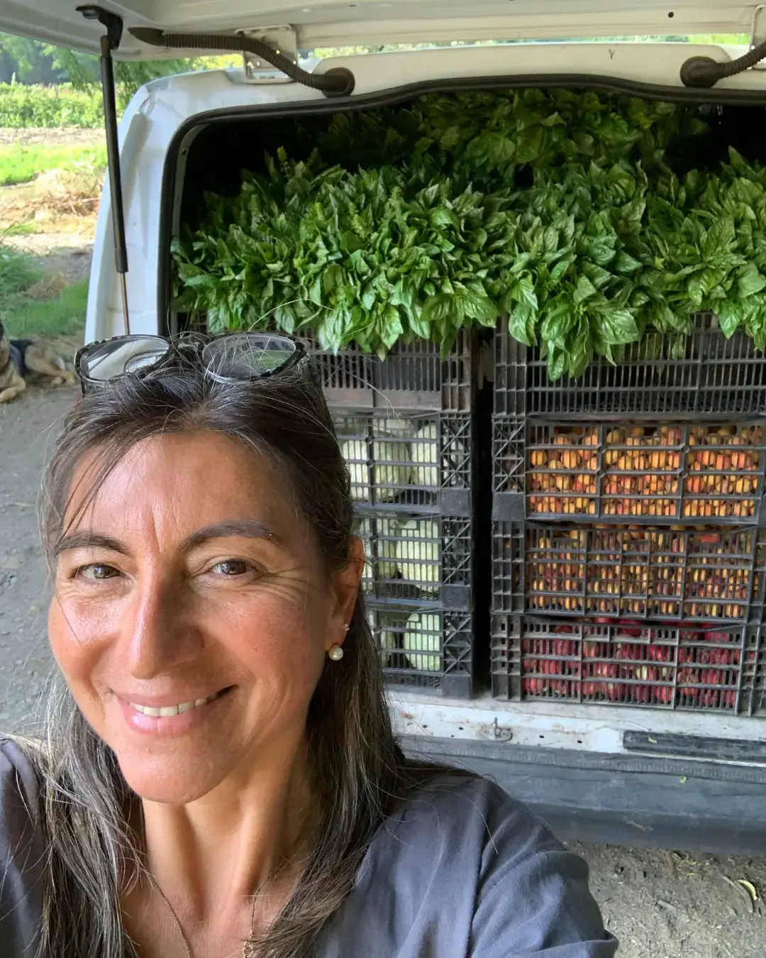 Leslie junto al vehículo cargado con la cosecha