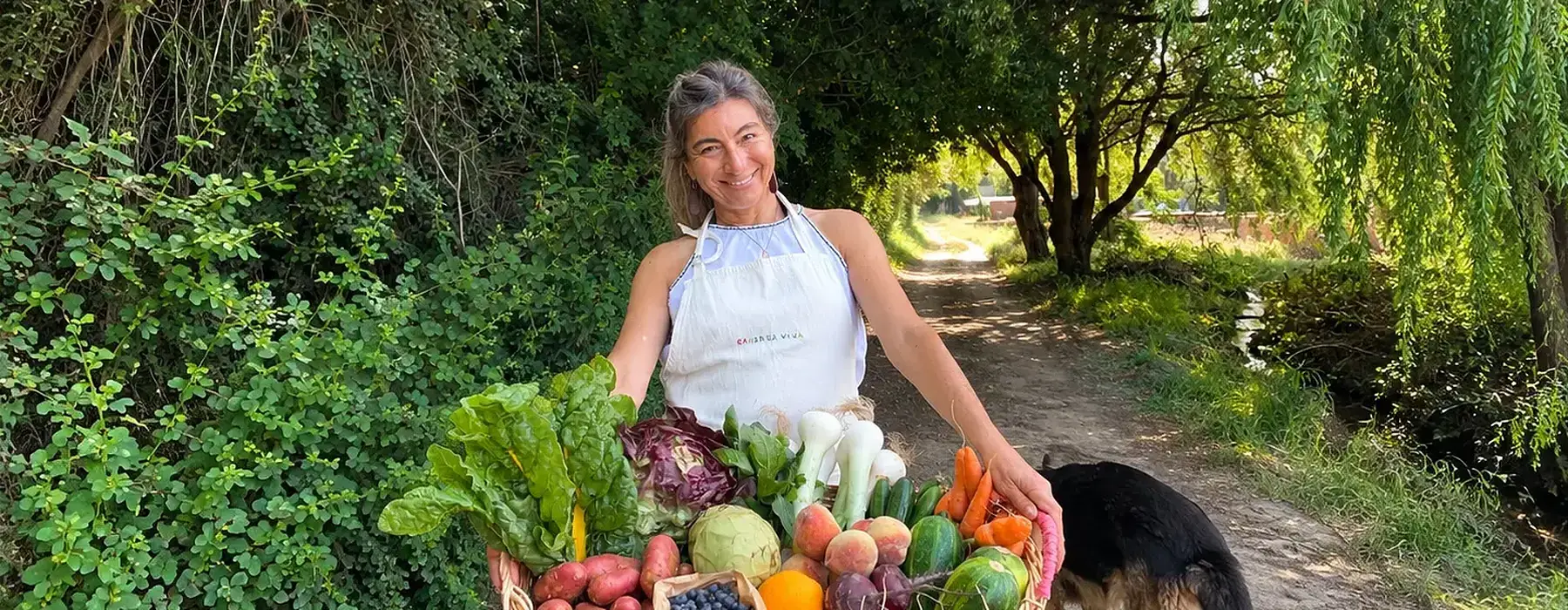 Leslie con una canasta de frutas y verduras en Panquehue