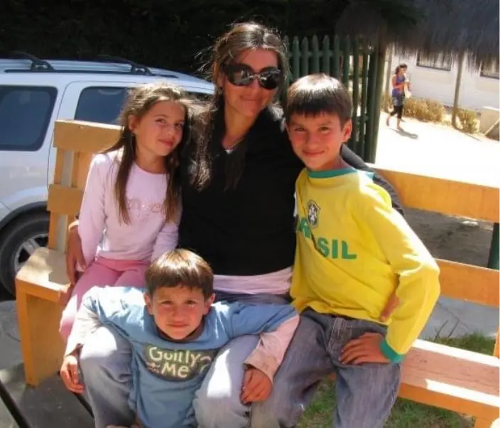 Leslie junto a sus hijos