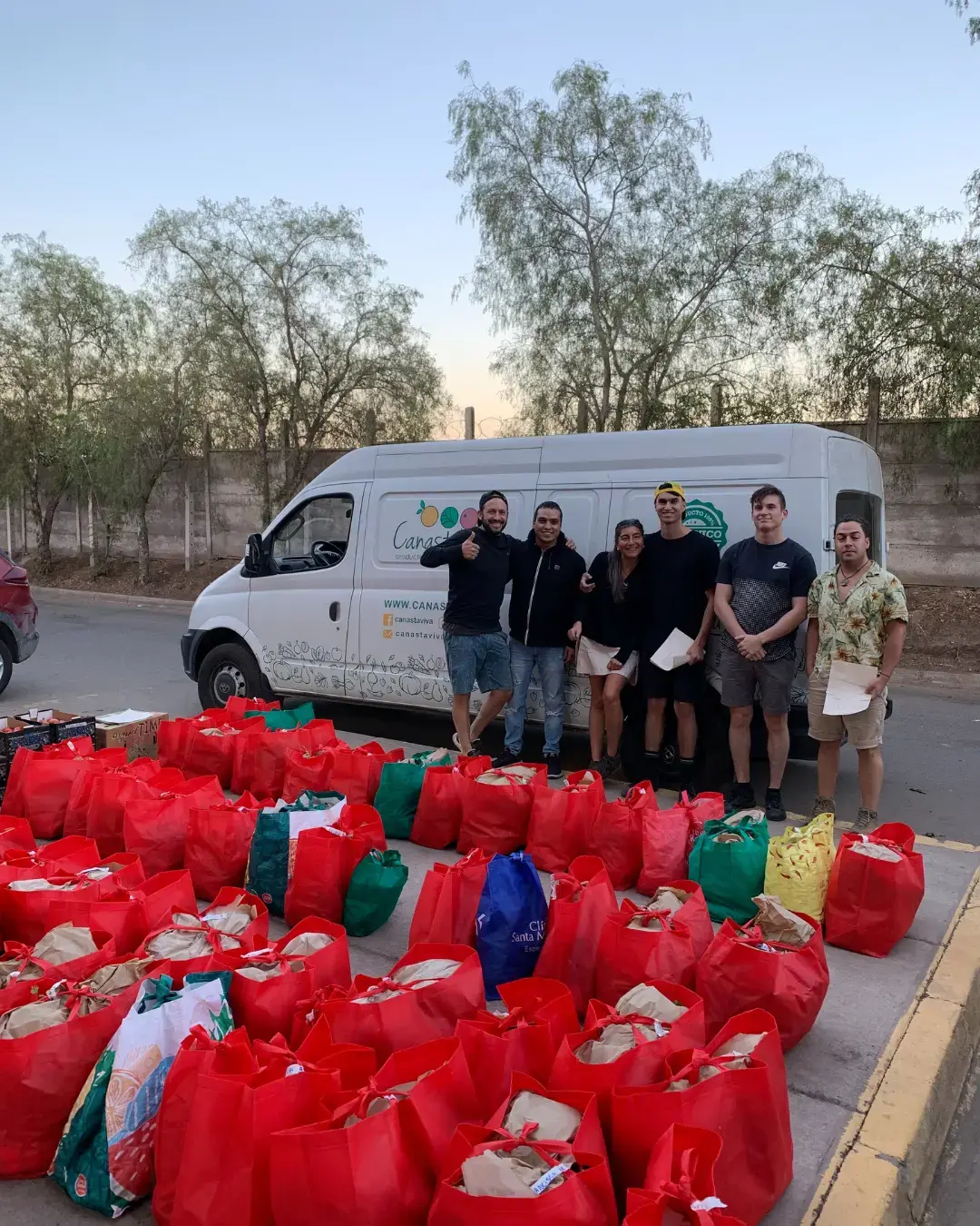 Equipo CanastaViva preparando pedidos junto al vehículo de reparto
